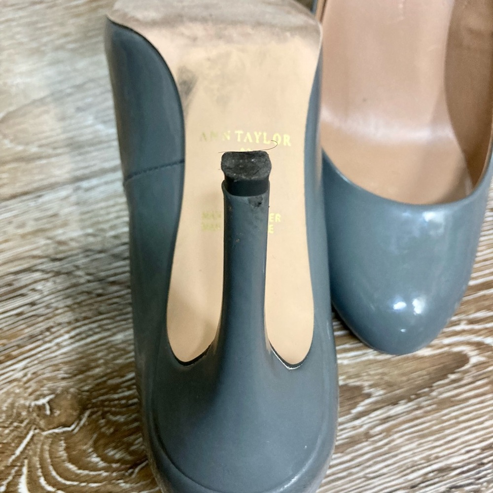 Anne Klein gray pumps - Picture 2 of 7